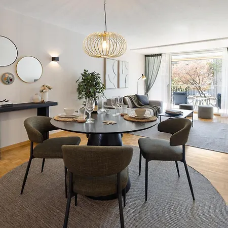 Zentrale Mit Buero Und Parkplatz *