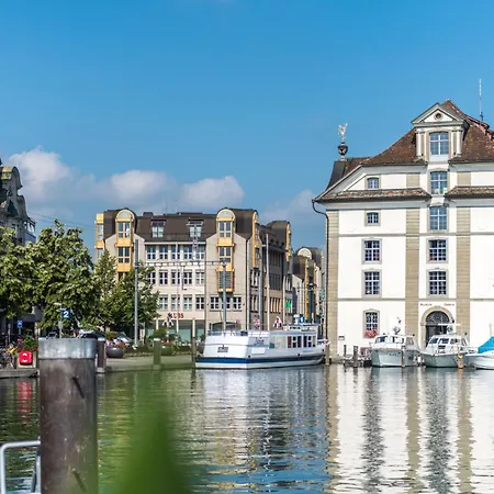 Zentrale Mit Buero Und Parkplatz