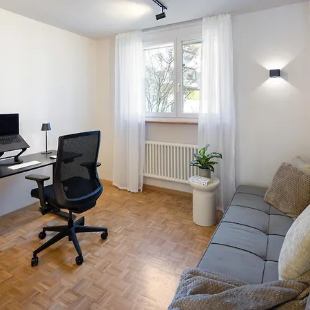 Zentrale Mit Buero Und Parkplatz