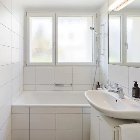 Zentrale Mit Buero Und Parkplatz *